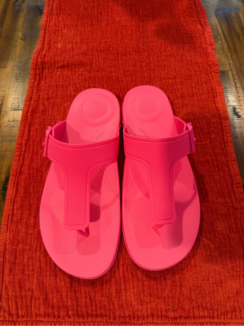 NWOT Fitflop Hot Pink Toe-Post Flip Flops
